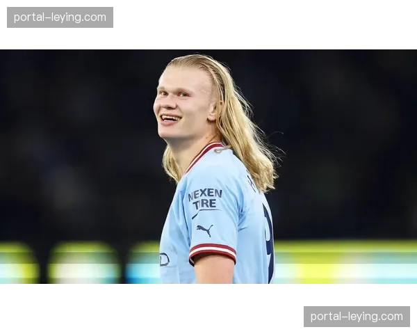 镜头捕捉：伊蒂哈德球场看台，哈兰德父亲与瓜迪奥拉女儿同框观战