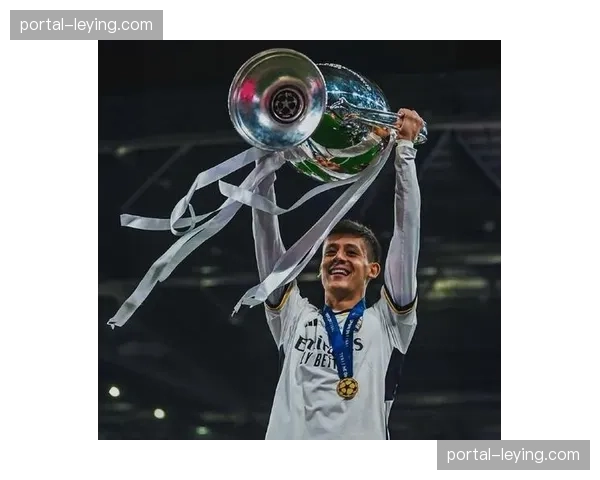 终场哨响，皇马球员居莱尔跪地掩面告别欧冠